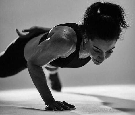 дівчина тренується